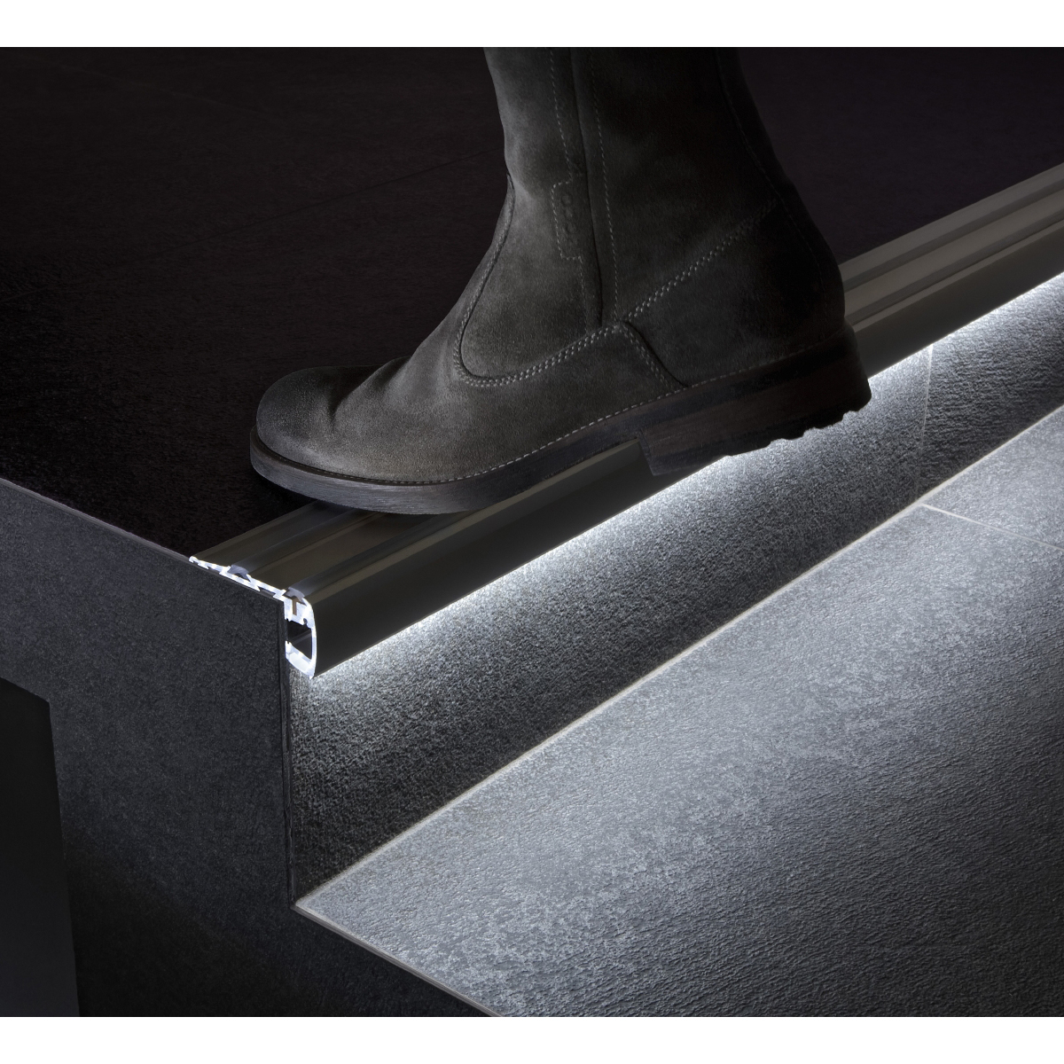 LEDTM® STAIR-PROFILE 70843-3M Προφίλ Αλουμινίου - Βάση & Ψύκτρα Ταινίας LED με Μαύρο Φιμέ Κάλυμμα - Χρήση σε Σκαλοπάτια - Πατητό Κάλυμμα - Μαύρο - 3 Μέτρα - Μ300 x Π8 x Υ3.2cm - Image 10
