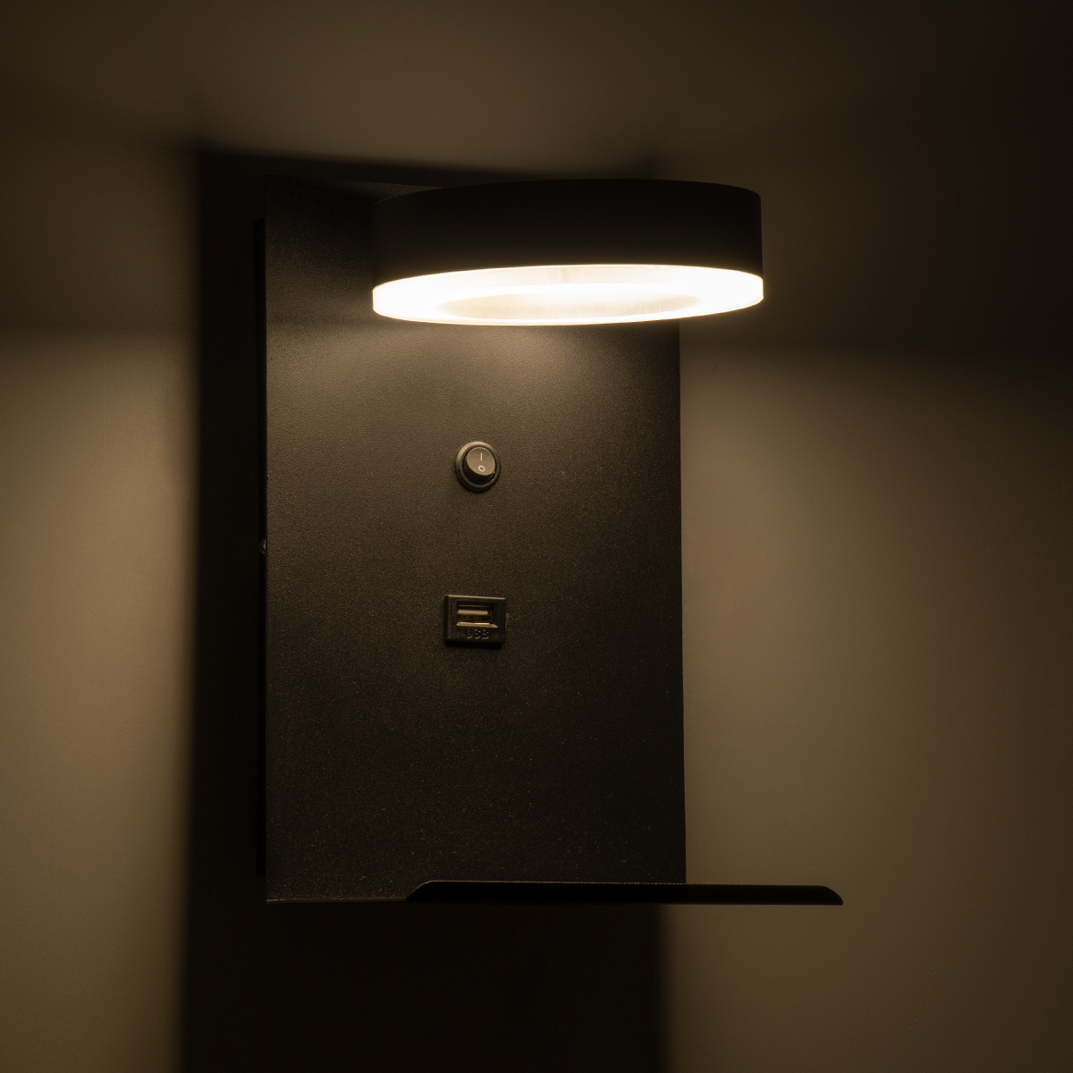 LEDTM® CROWN 61370 Μοντέρνο Φωτιστικό Τοίχου - Απλίκα Ξενοδοχείου Reading Light με Φορτιστή USB 3A LED 5W 550lm 120° AC 220-240V IP20 Φυσικό Λευκό 4500K - Bridgelux COB Chip & TÜV SÜD Driver - Μαύρο Ματ - Μ15 x Π15 x Υ23cm - 3 Χρόνια Εγγύηση - Image 9